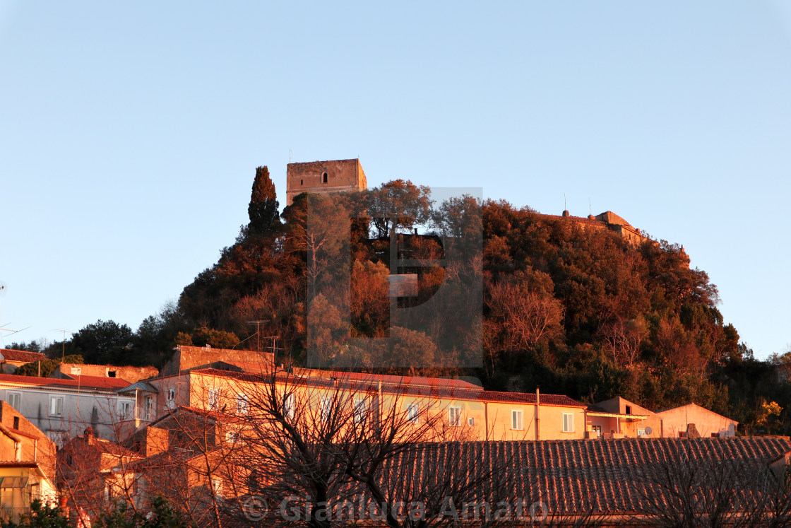 "Caiazzo - Castello al tramonto dai vicoli" stock image