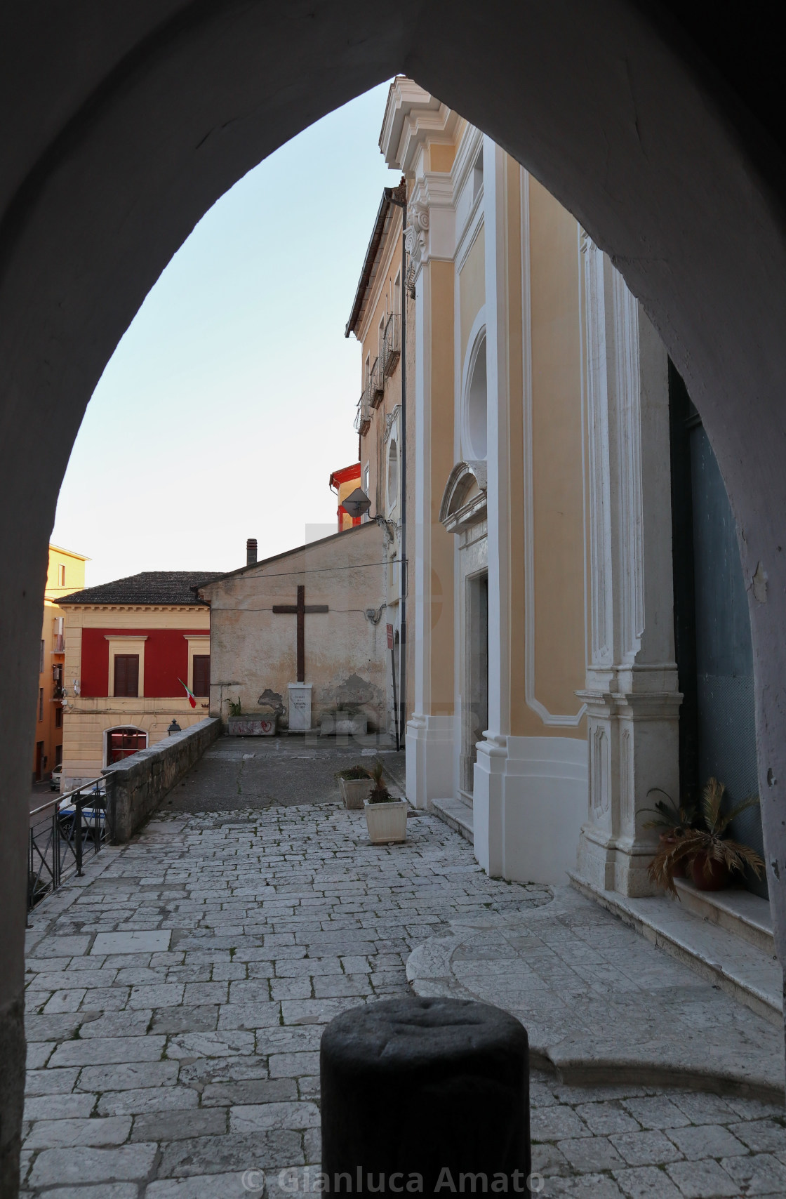 "Caiazzo - Scorcio del Duomo dal vicolo" stock image