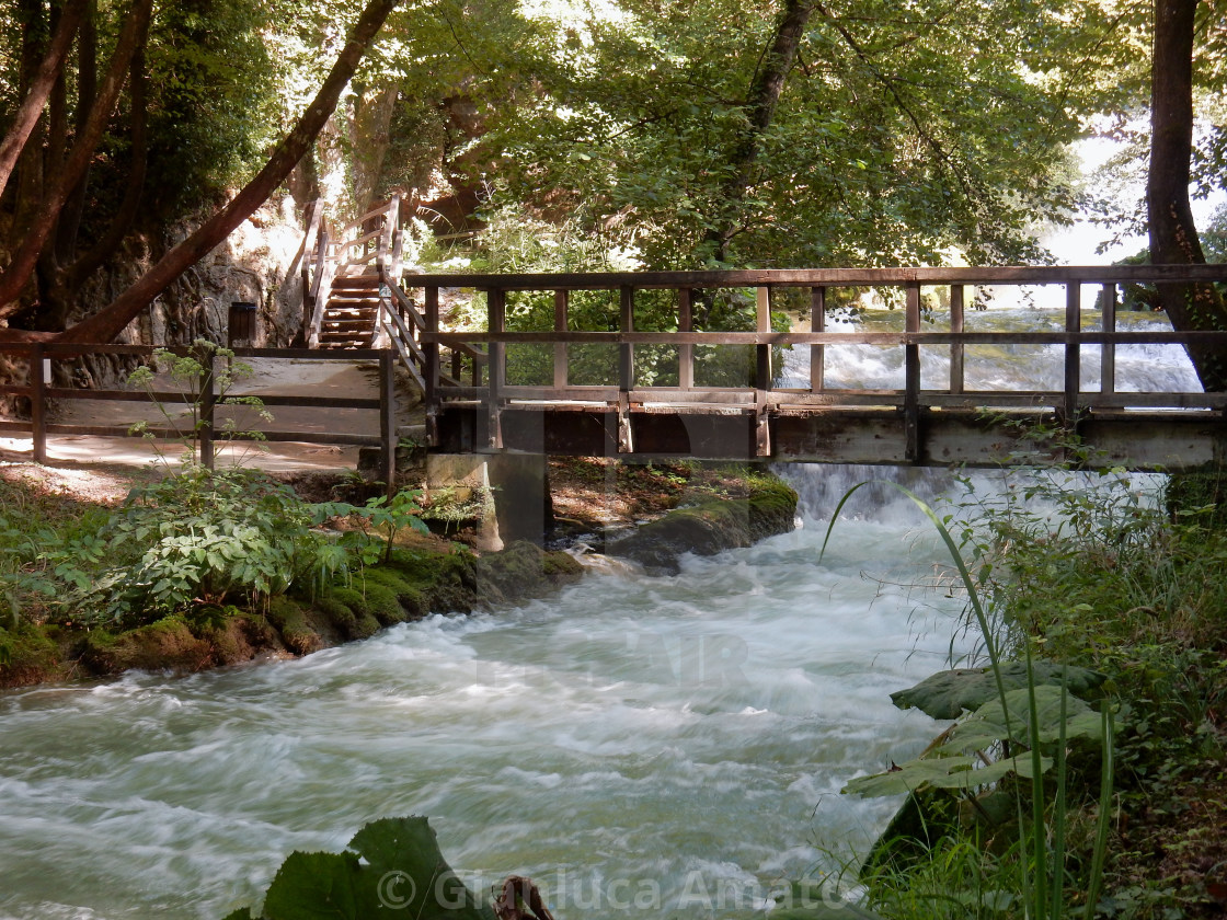 "Cascata delle Marmore - Ponte in legno sul Fiume Nera" stock image