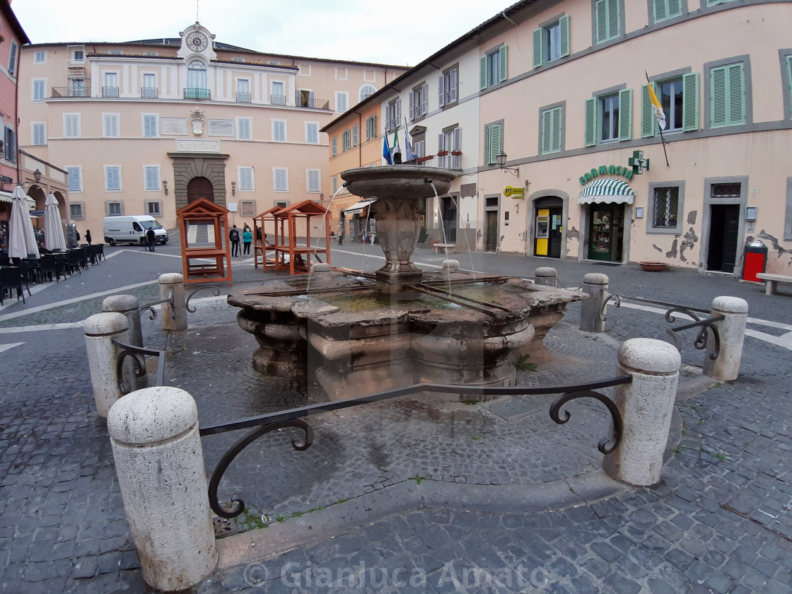 "Castel Gandolfo – Fontana del Bernini in Piazza della Libertà" stock image