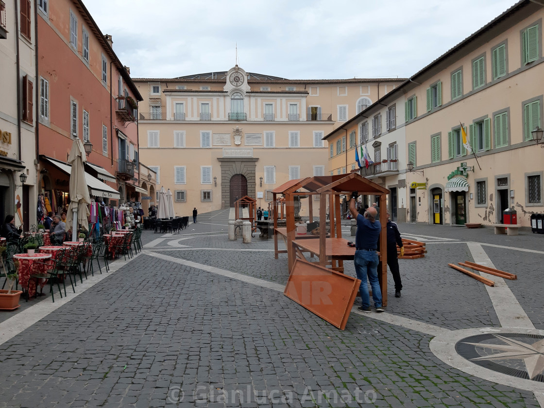 "Castel Gandolfo – Montaggio di chioschi in Piazza della Libertà" stock image