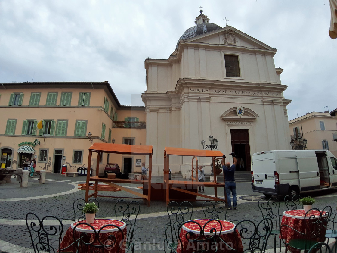 "Castel Gandolfo – Montaggio di chioschi in piazza" stock image