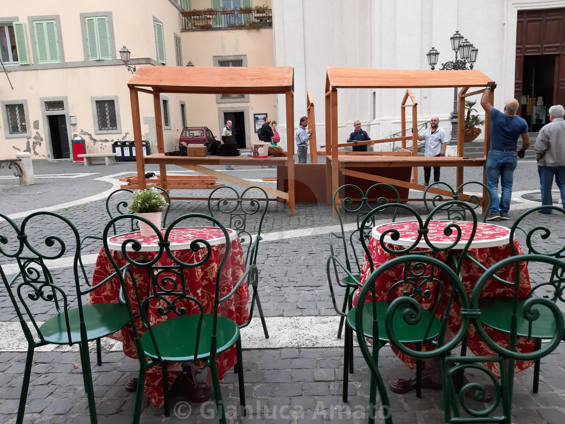 "Castel Gandolfo – Tavolini da bar in Piazza della Libertà" stock image