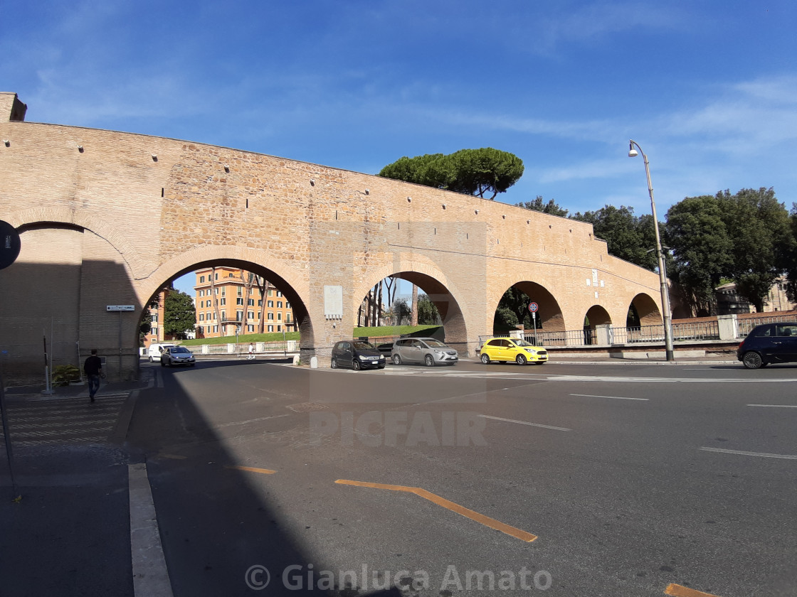 "Roma - Muro del Passetto di Borgo da Piazza Pia" stock image