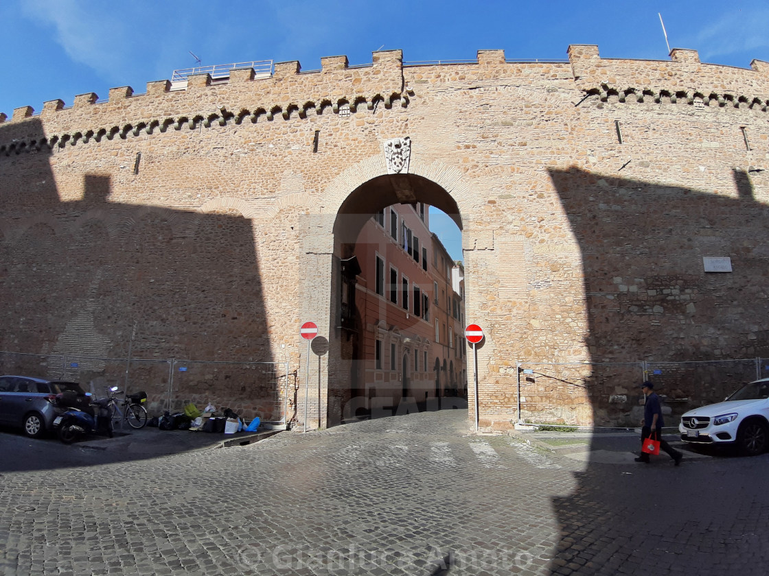 "Roma - Porta del Passetto di Borgo su Vicolo d'Orfeo" stock image