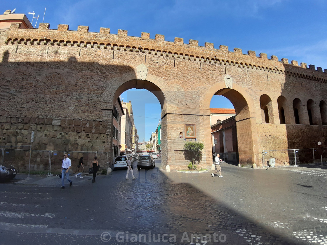 "Roma - Porte del Passetto di Borgo su Via di Porta Castello" stock image