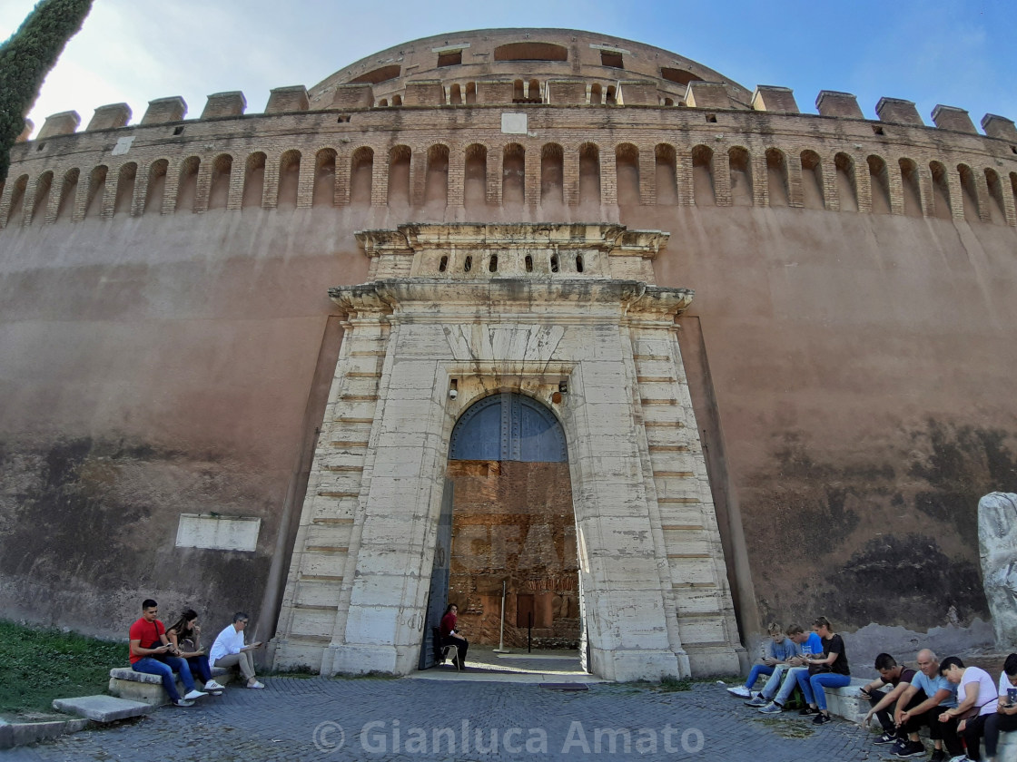 "Roma - Turisti all'uscita laterale di Castel Sant'Angelo" stock image