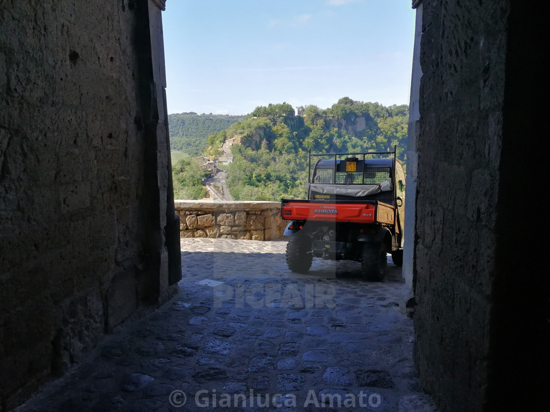 "Civita di Bagnoregio - Automezzo in uscita dal borgo" stock image