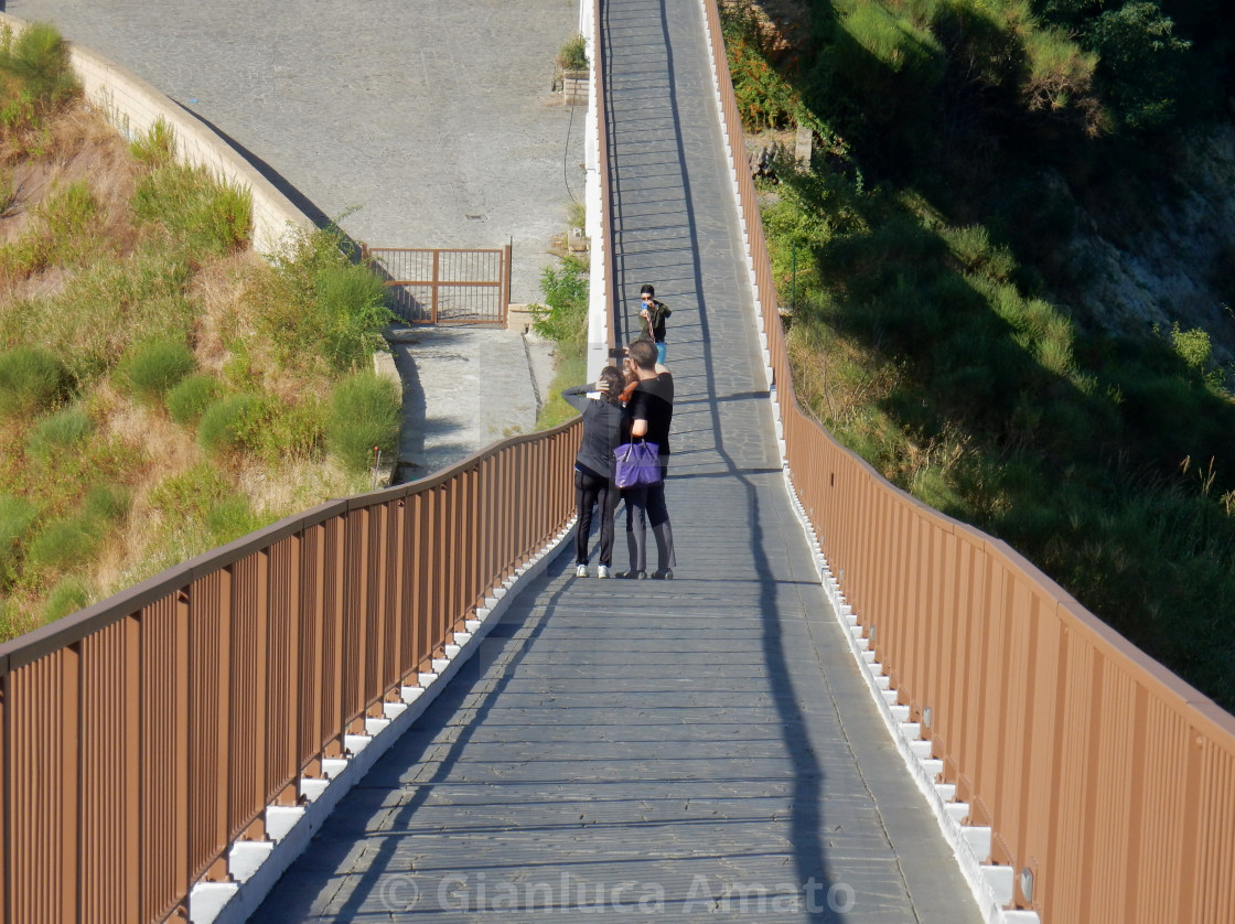 "Civita di Bagnoregio - Selfie su ponte" stock image