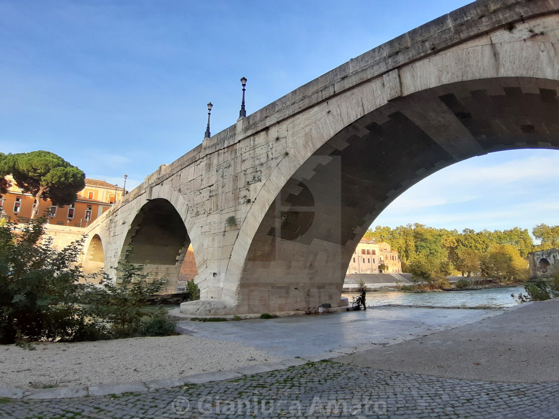 "Roma - Arcate di Ponte Cestio dalla riva" stock image