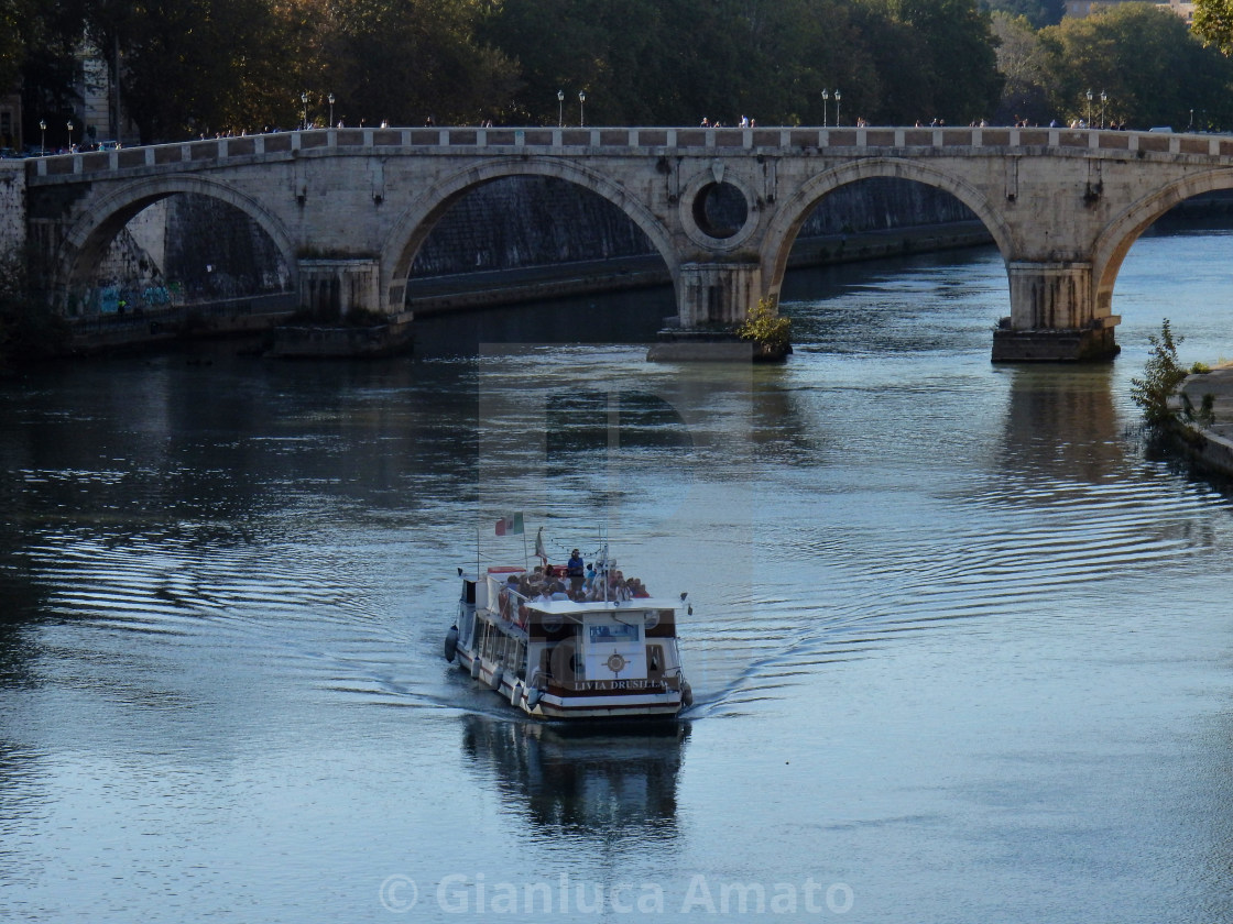 "Roma - Battello turistico al Ponte Sisto" stock image