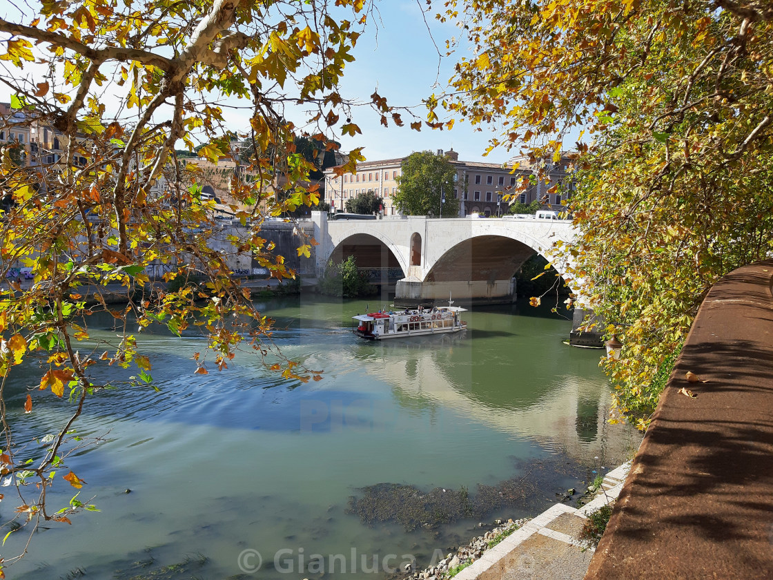 "Roma - Battello turistico a Ponte Principe" stock image