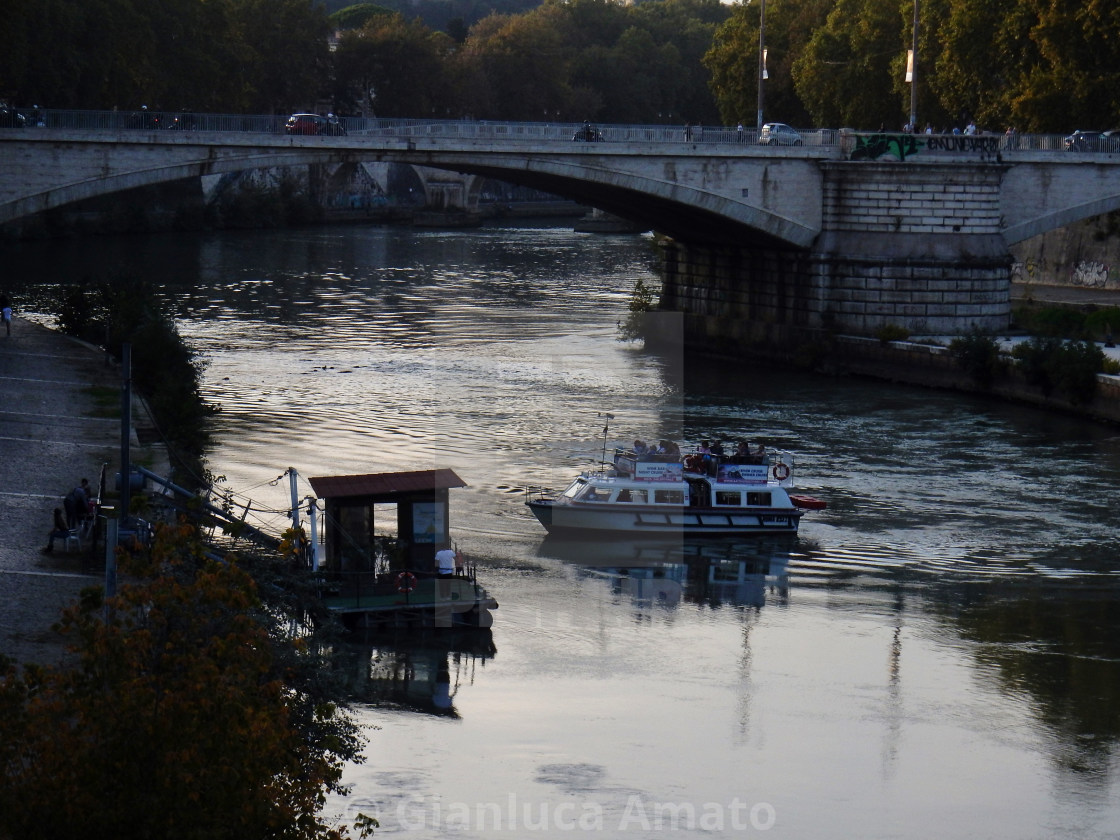 "Roma - Battello turistico in virata al Ponte Garibaldi" stock image