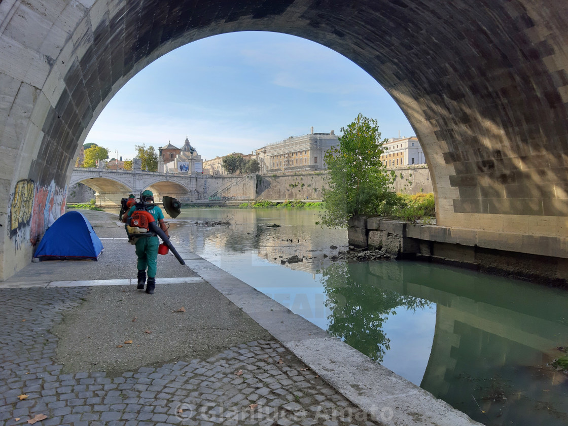 "Roma - Giardiniere sotto Ponte Sant'Angelo" stock image