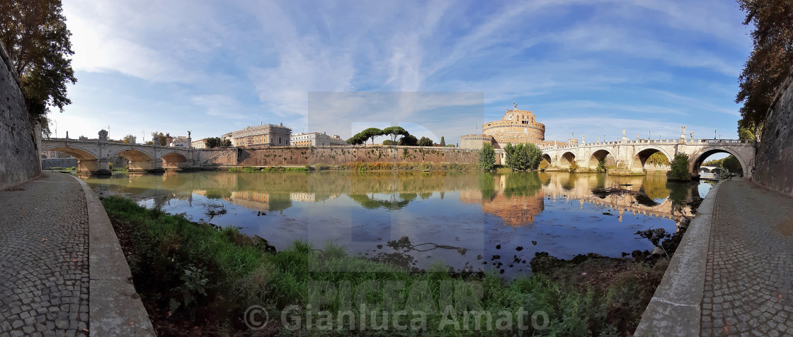 "Roma - Panoramica di Castel Sant'Angelo dalla riva del Tevere" stock image