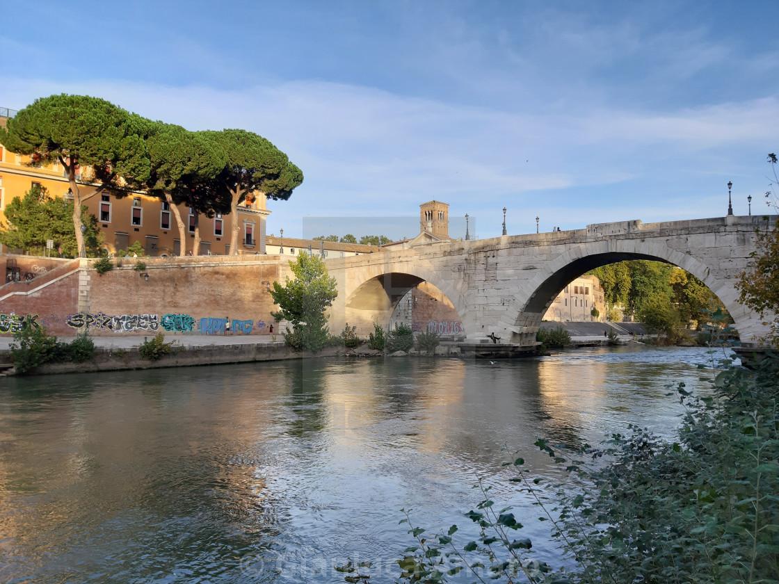 "Roma - Ponte Cestio dalla riva del Lungotevere degli Anguillara" stock image