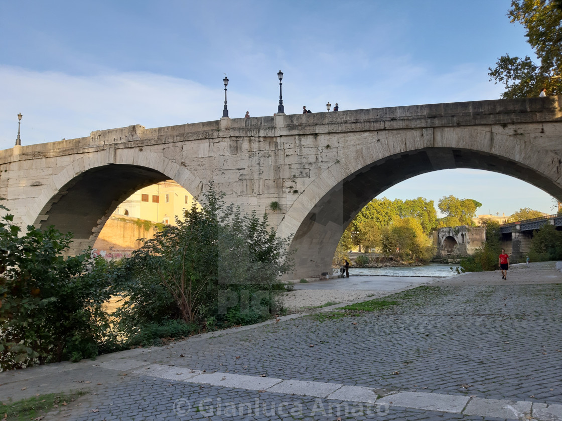 "Roma - Ponte Cestio dalla riva di Lungotevere degli Anguillara" stock image