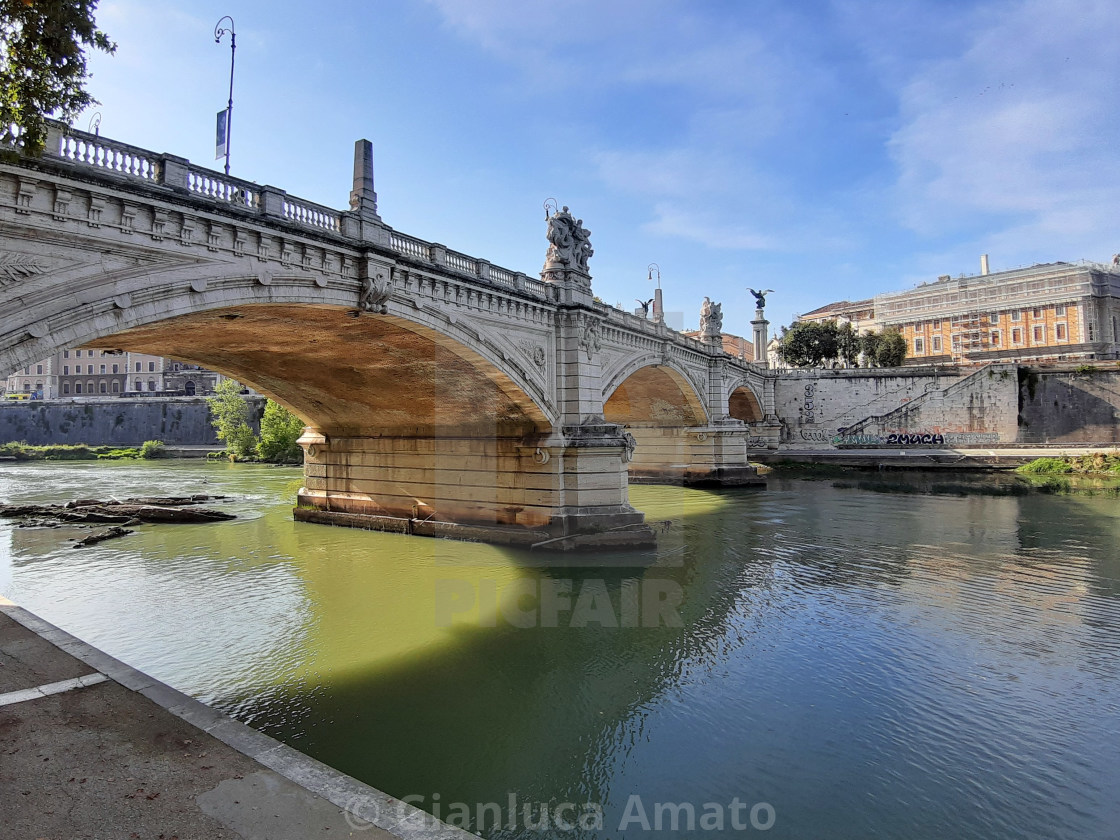 "Roma - Ponte Vittorio Emanuele II dalla riva" stock image