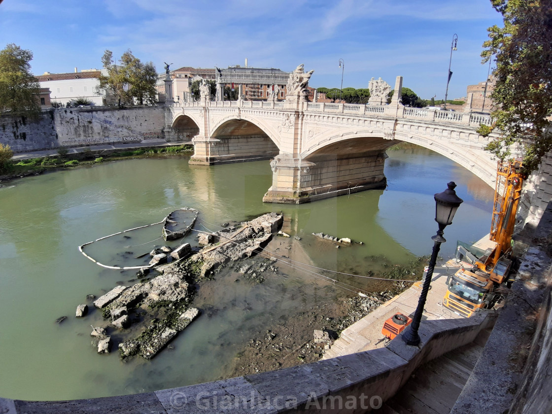 "Roma - Rimozione del relitto dal Tevere" stock image