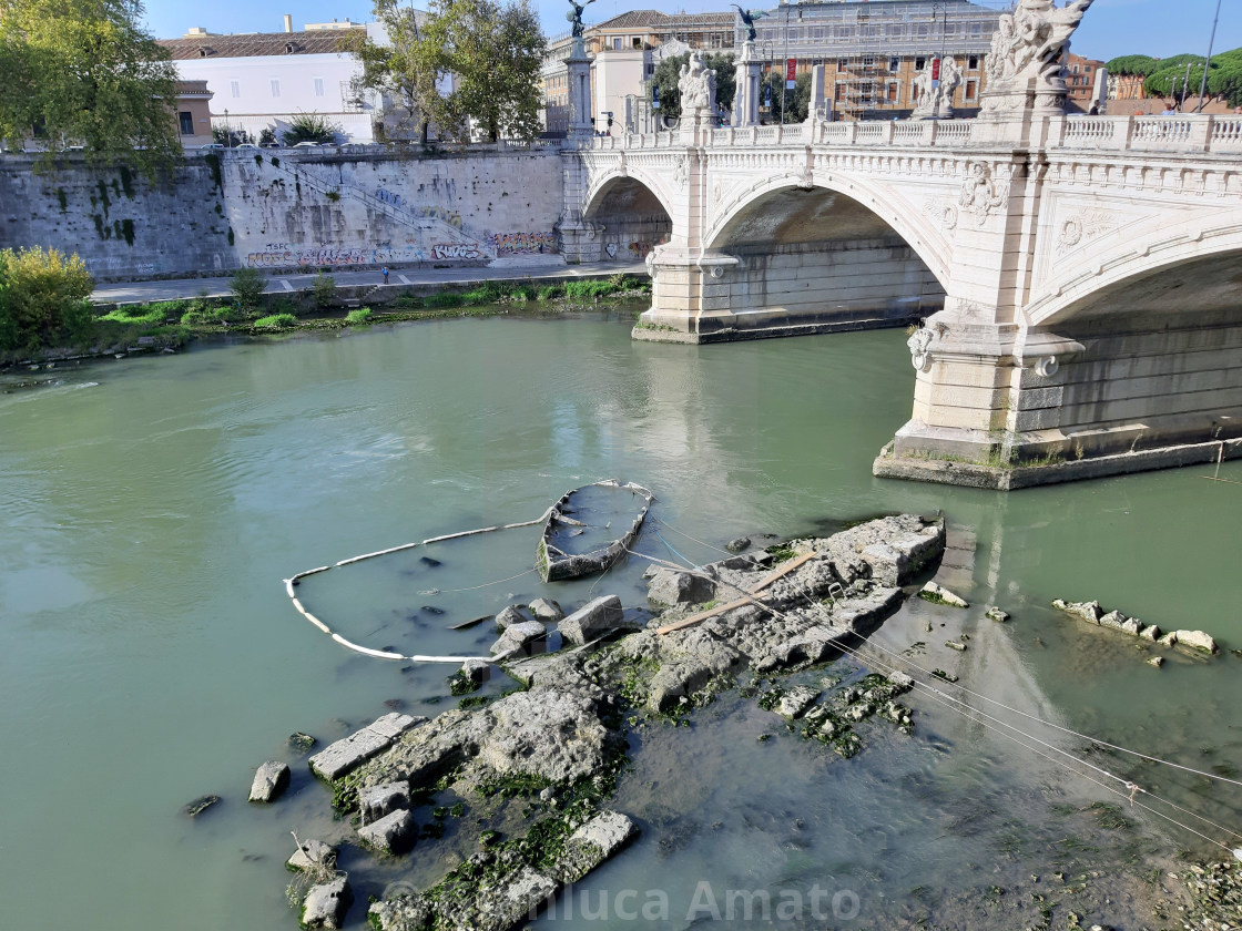 "Roma - Relitto di barca nel Tevere" stock image