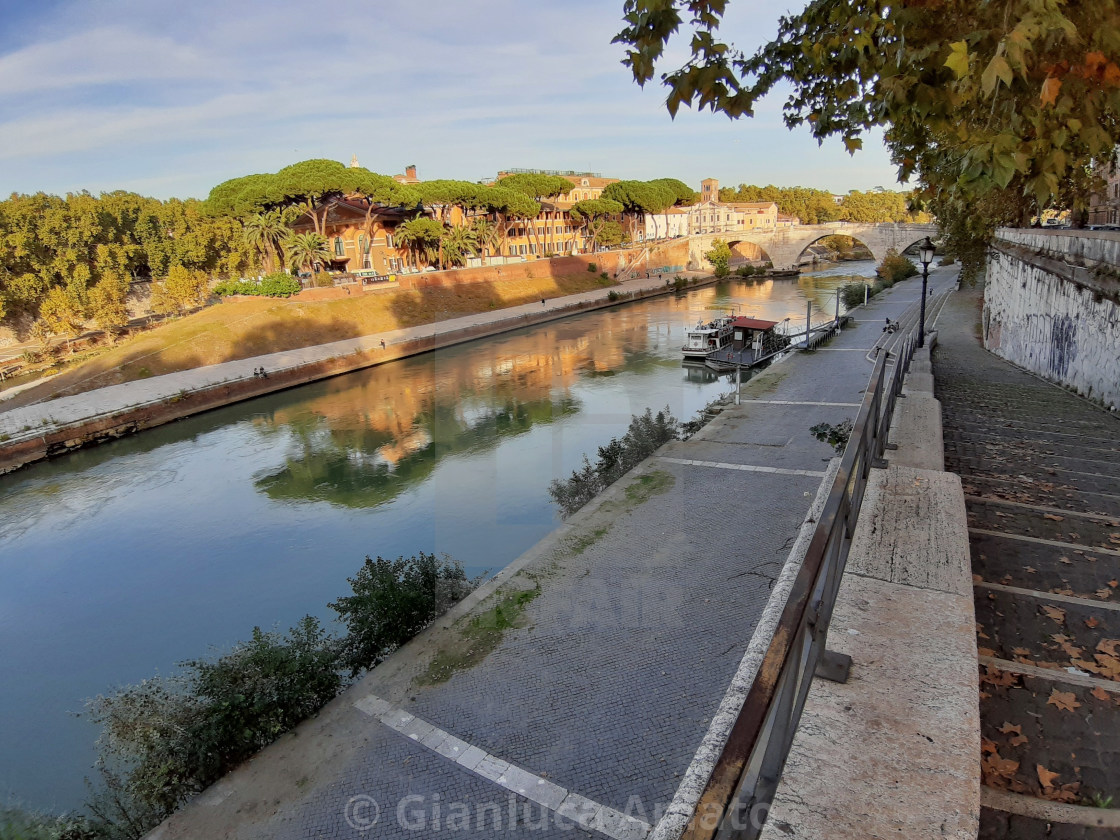 "Roma - Scorcio del Tevere dal Lungotevere degli Anguillara" stock image