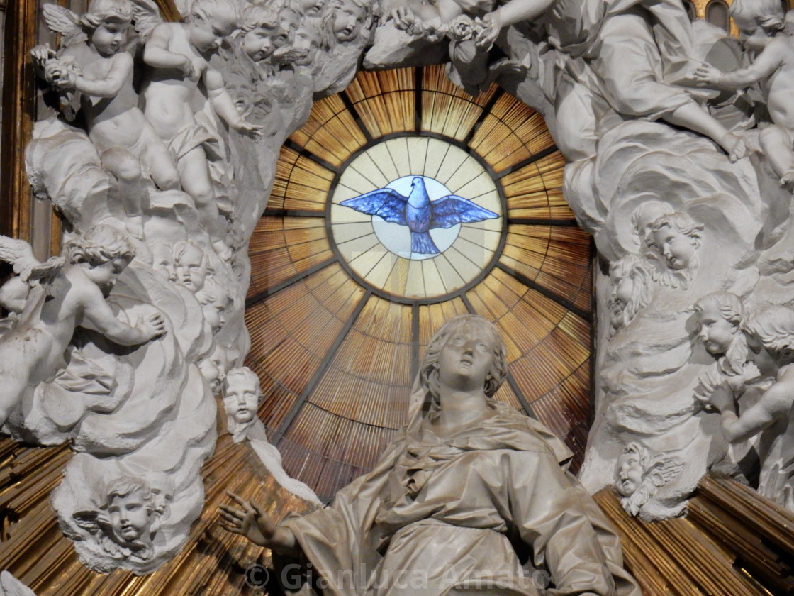 "Napoli - Particolare della scultura dell'Assunta nell'abside del Duomo" stock image