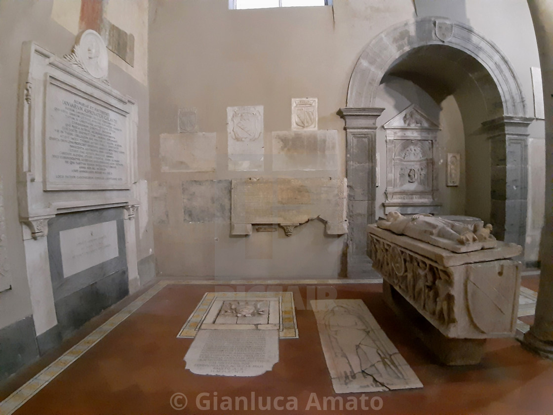 "Napoli - Sarcofagi romani nella Basilica di Santa Restituta" stock image