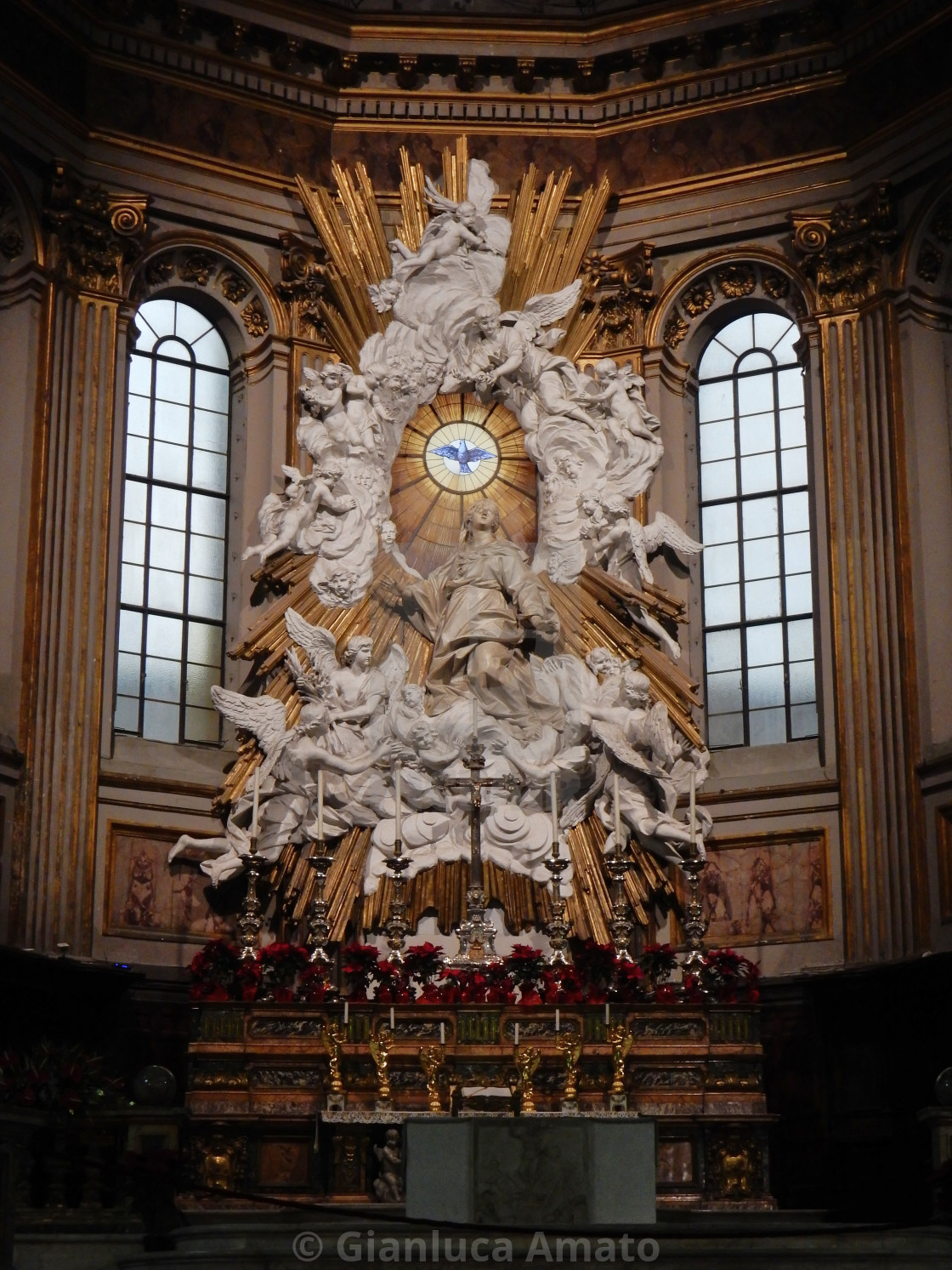 "Napoli - Scultura dell'Assunta sull'altare del Duomo" stock image