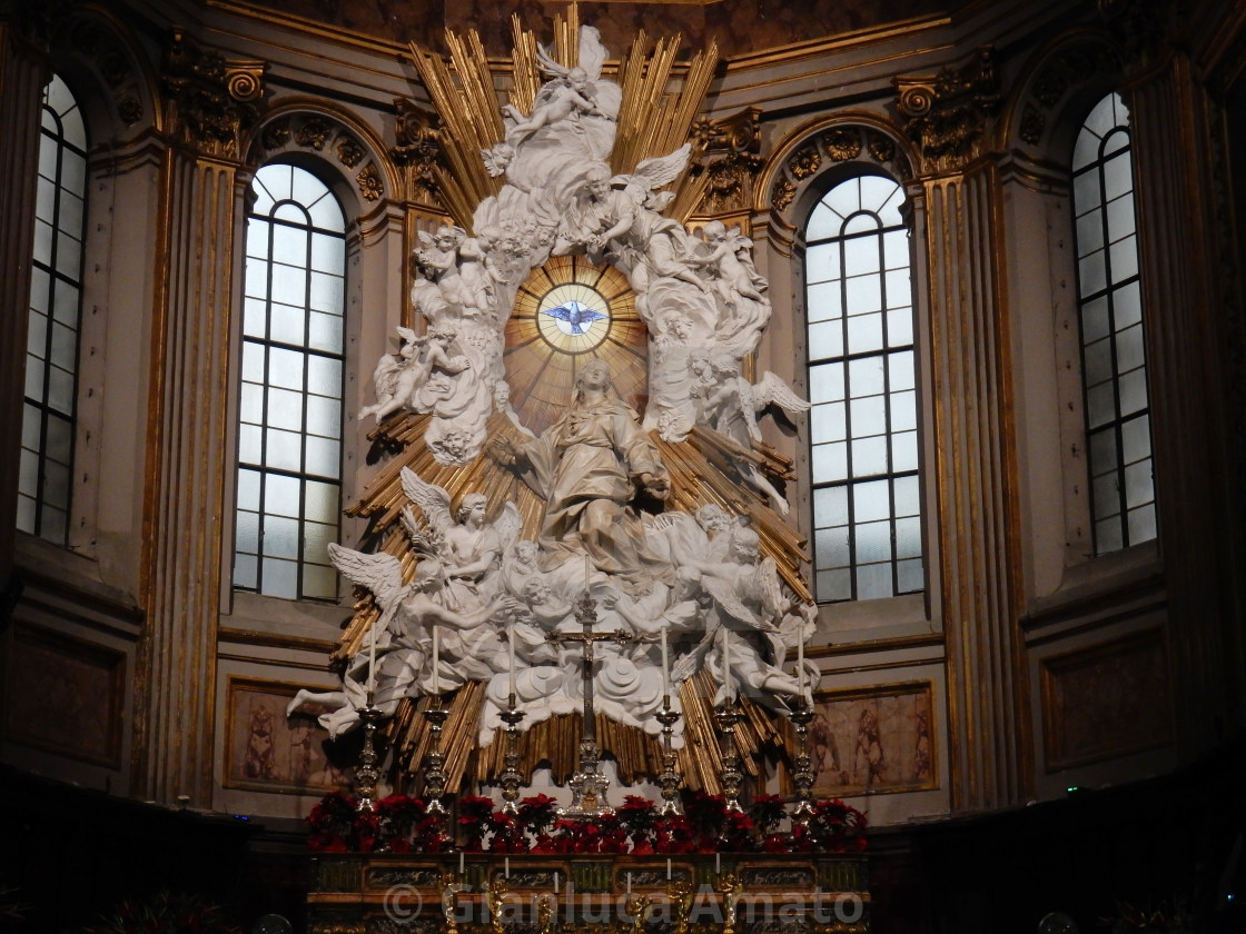 "Napoli - Scultura dell'Assunta nell'abside del Duomo" stock image