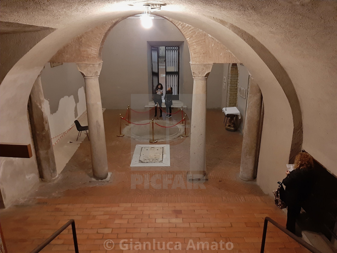 "Napoli - Turisti al Battistero di San Giovanni in Fonte" stock image