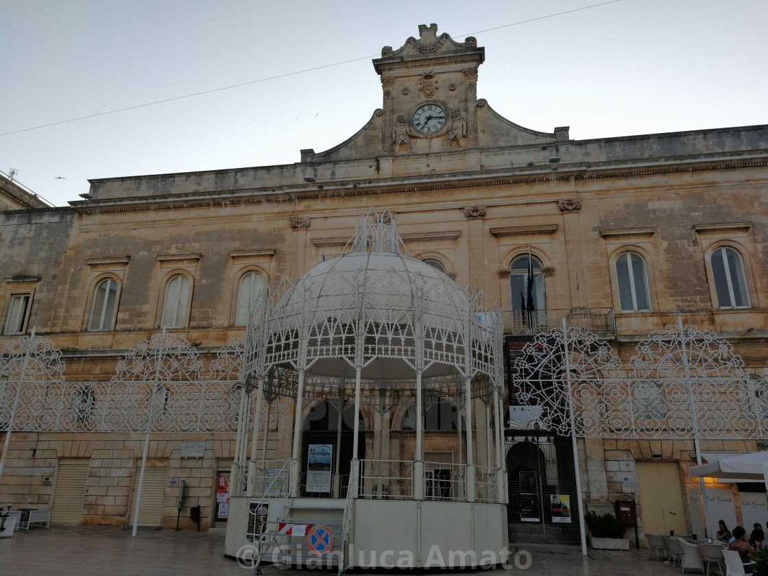 "Ostuni - Gazebo antistante il Municipio" stock image