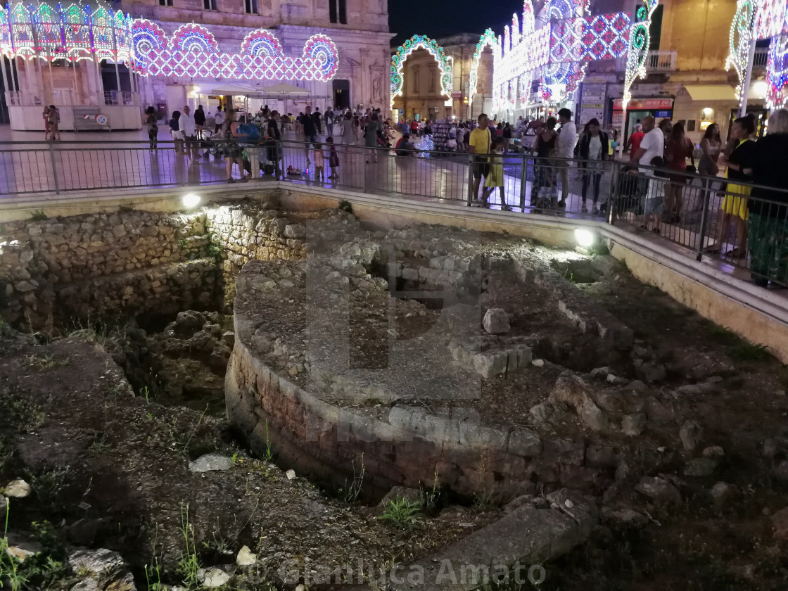 "Ostuni - Ruderi in Piazza della Libertà di sera" stock image