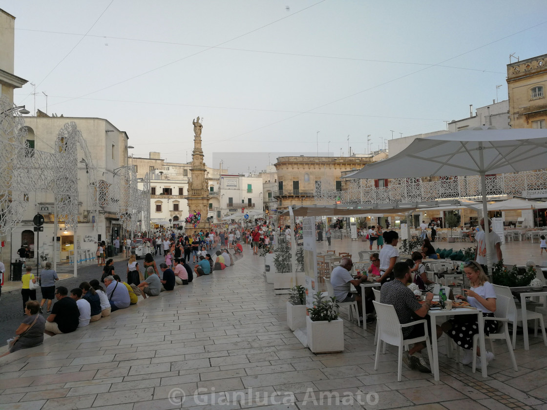 "Ostuni - Turisti a Piazza della Libertà" stock image