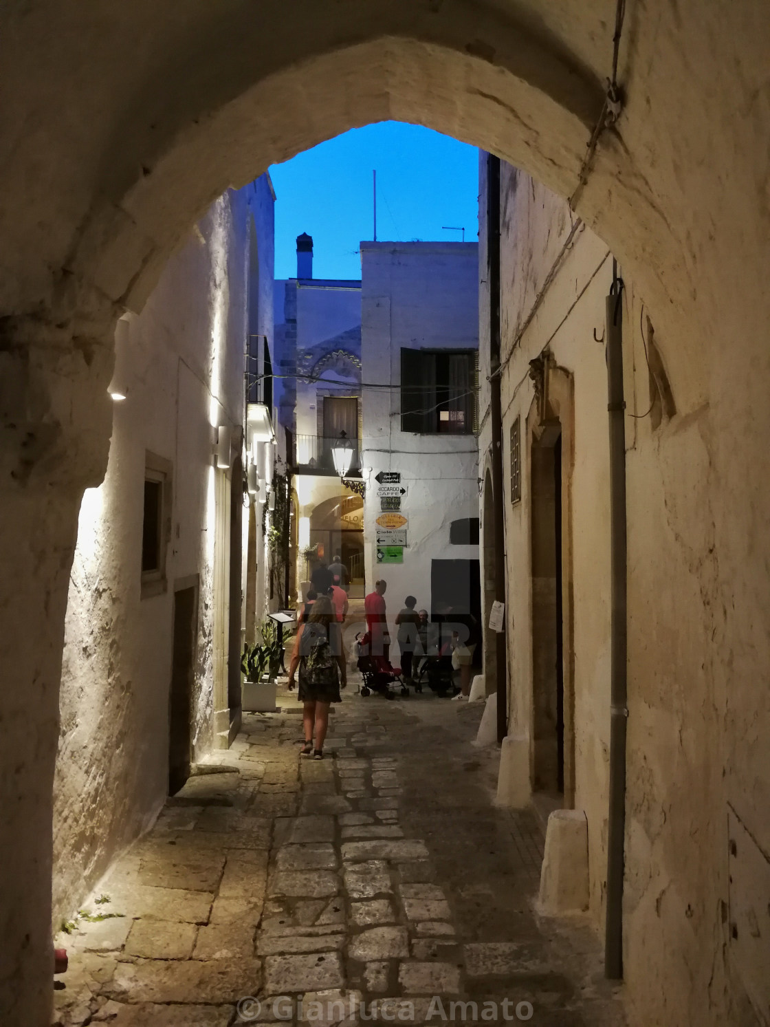 "Ostuni - Turisti in Via Scipione Petrarolo" stock image