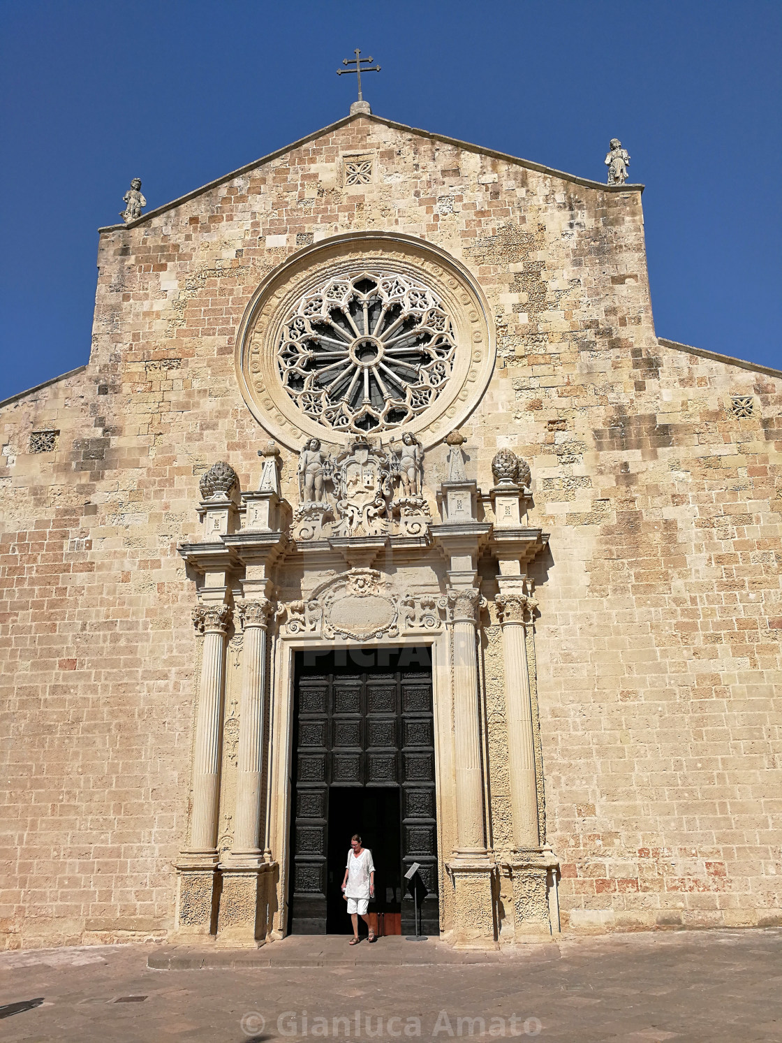 "Otranto – Turista all'uscita della Cattedrale" stock image