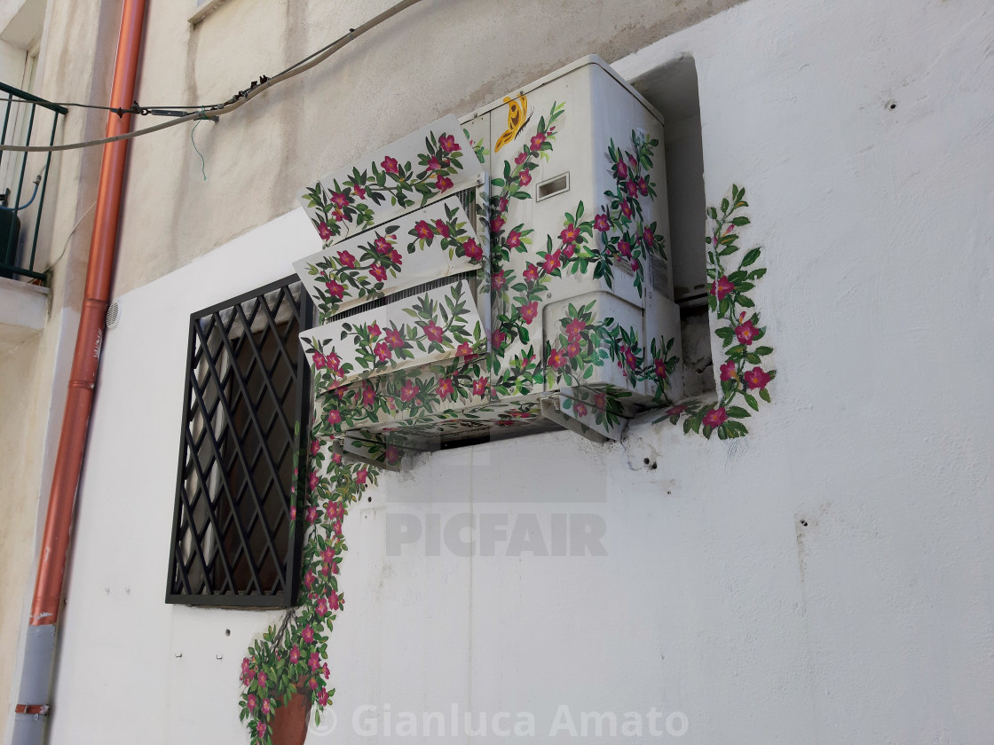 "Peschici - Condizionatore floreale tra i vicoli del borgo" stock image