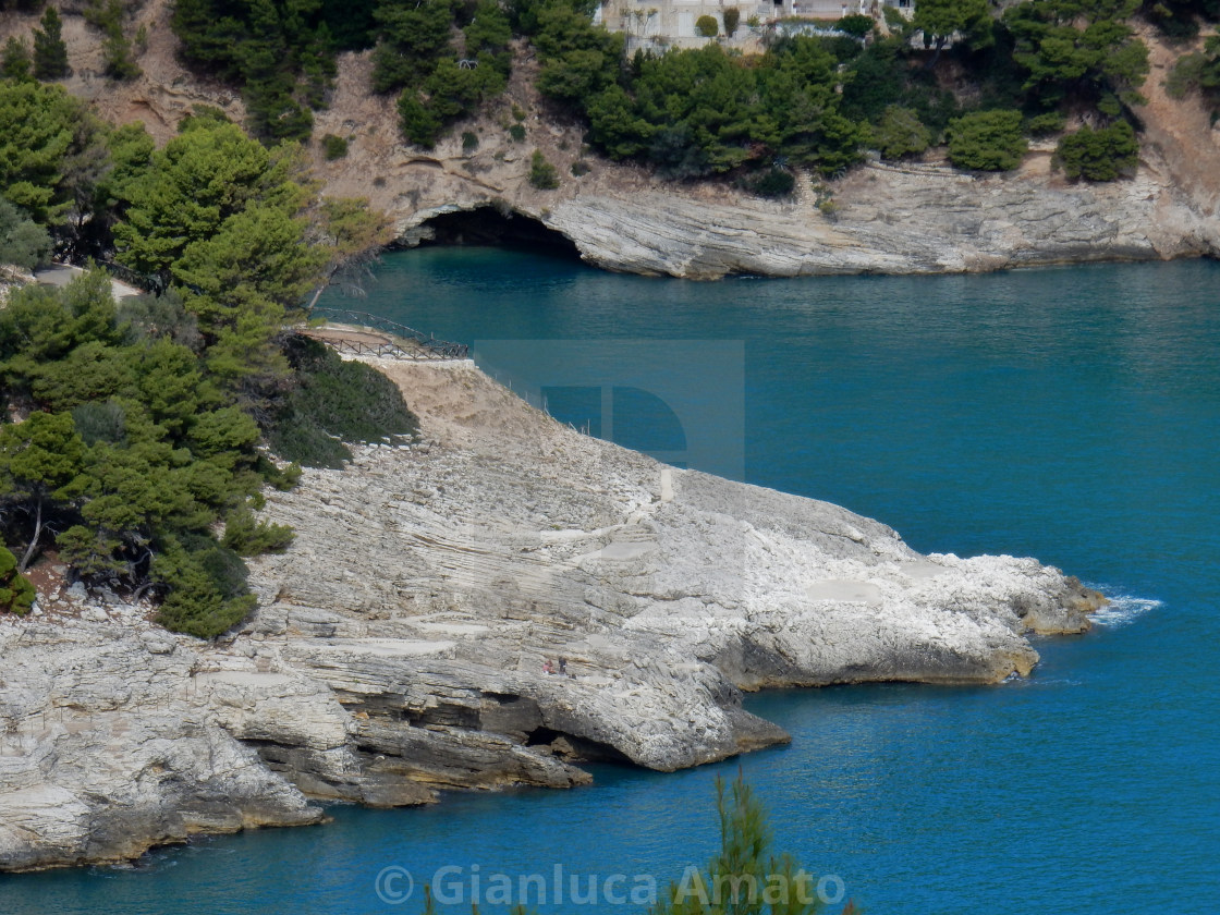 "Pugnochiuso - Scogliera della baia" stock image