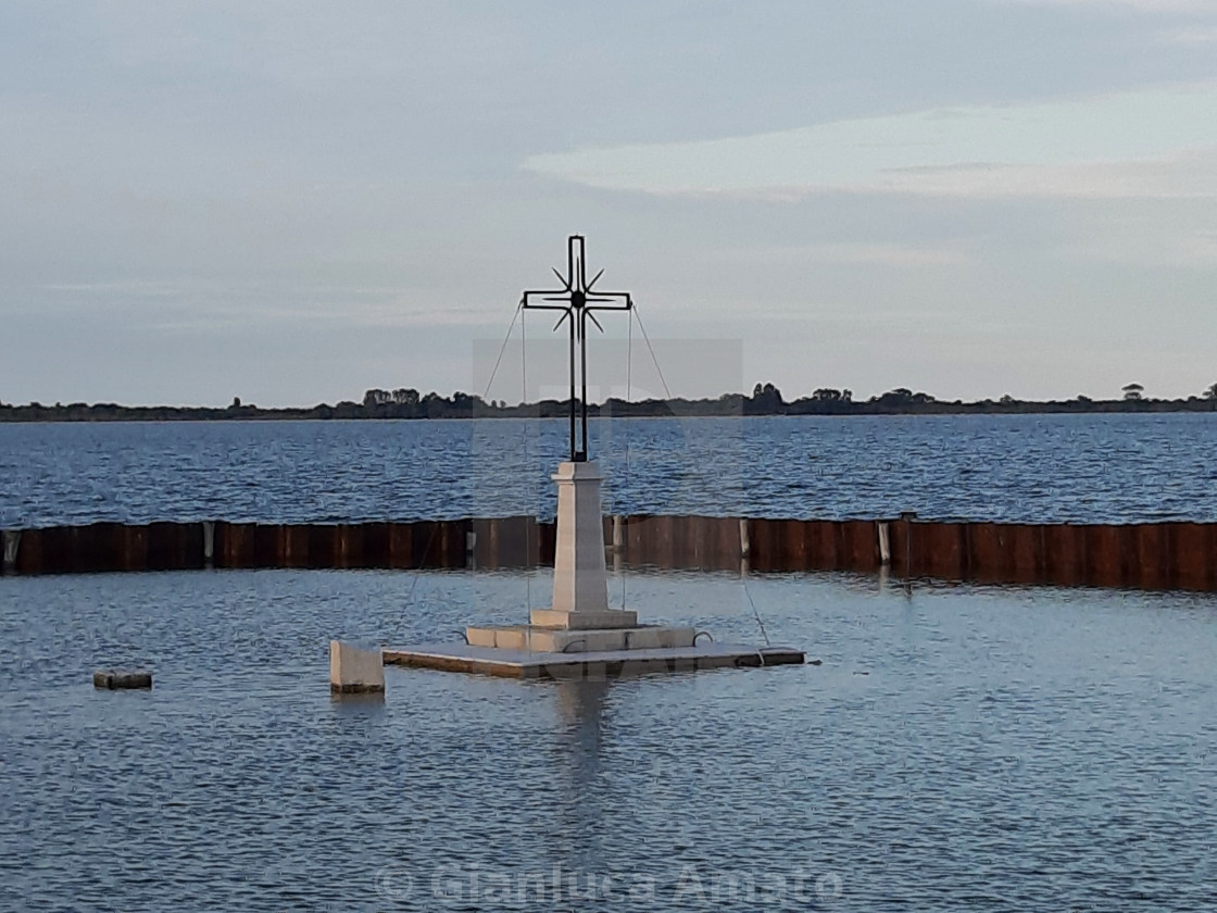 "Lago di Lesina - Croce sull'Isolotto di San Clemente" stock image