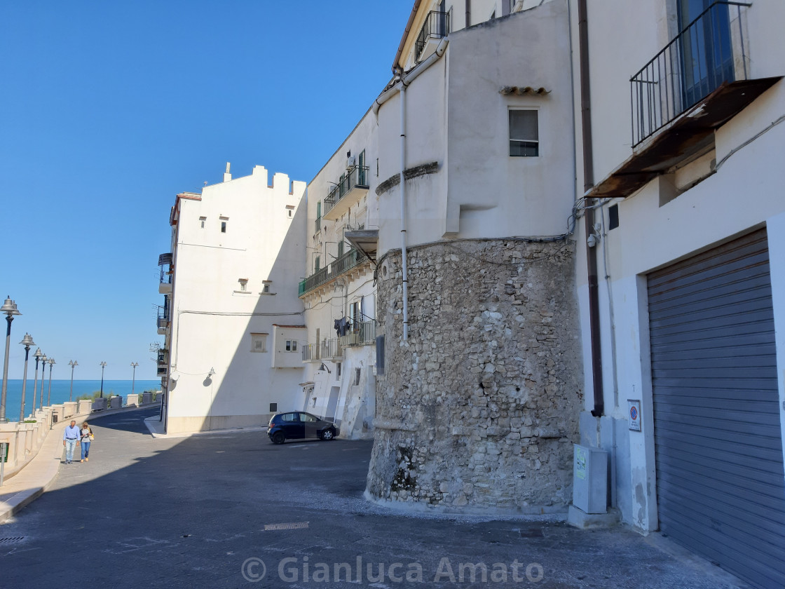 "Rodi Garganico - Scorcio del lungomare del centro storico" stock image