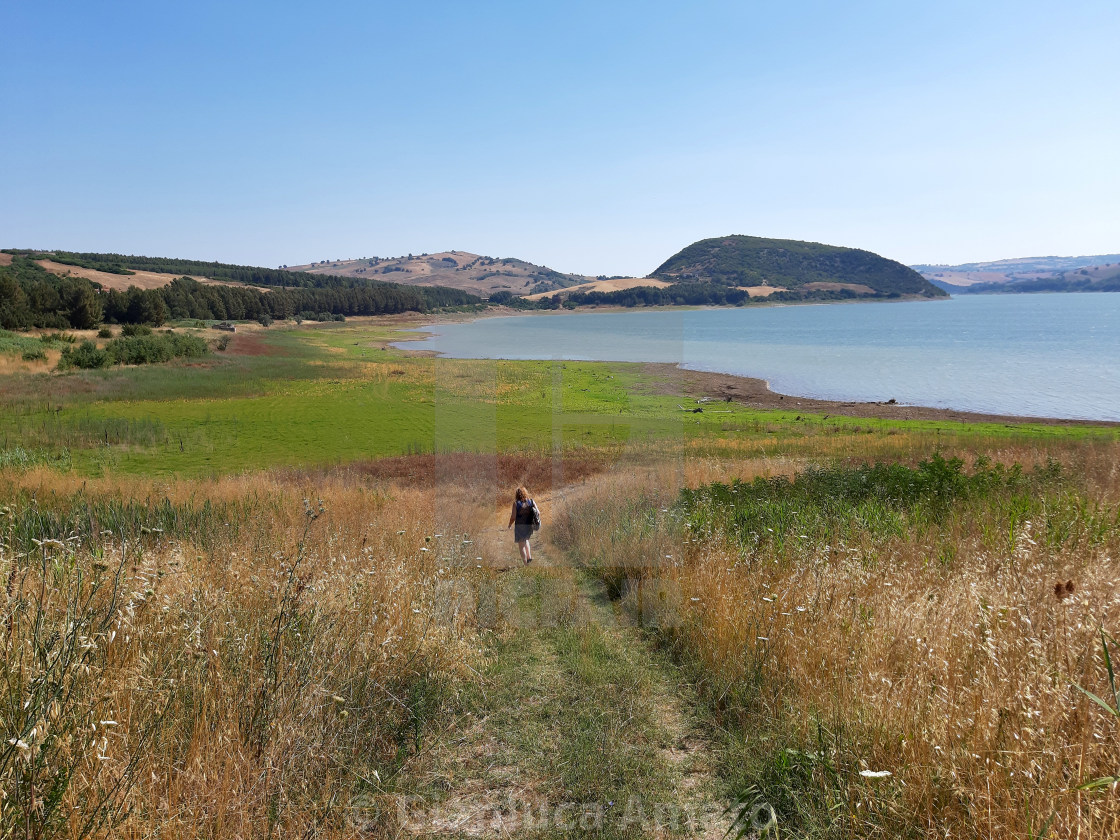 "Guardialfiera – Turista sul sentiero per il Lago del Liscione" stock image