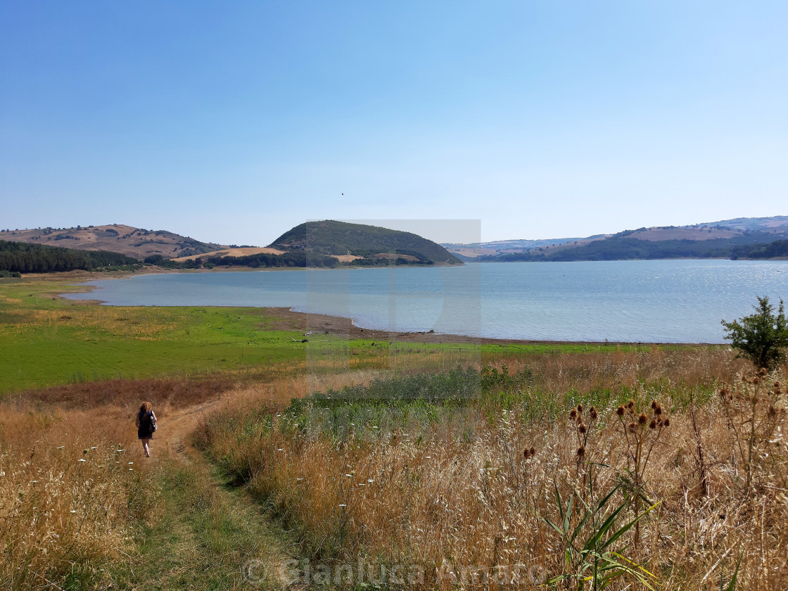 "Turista al Lago del Liscione" stock image