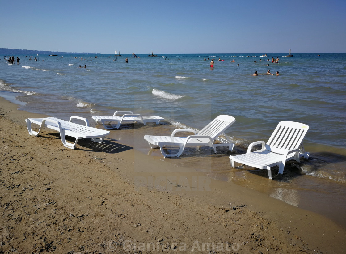 "San Salvo Marina - Lettini sul bagnasciuga" stock image