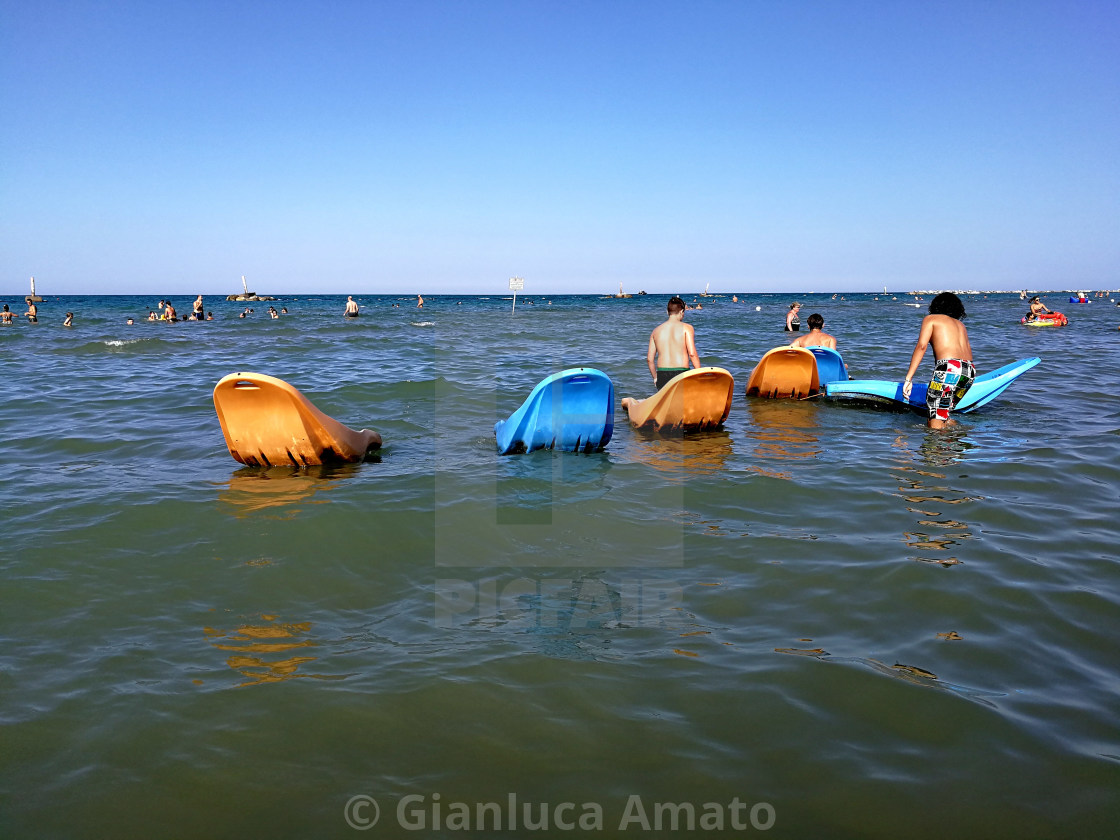 "San Salvo Marina - Turisti sui lettini galleggianti" stock image