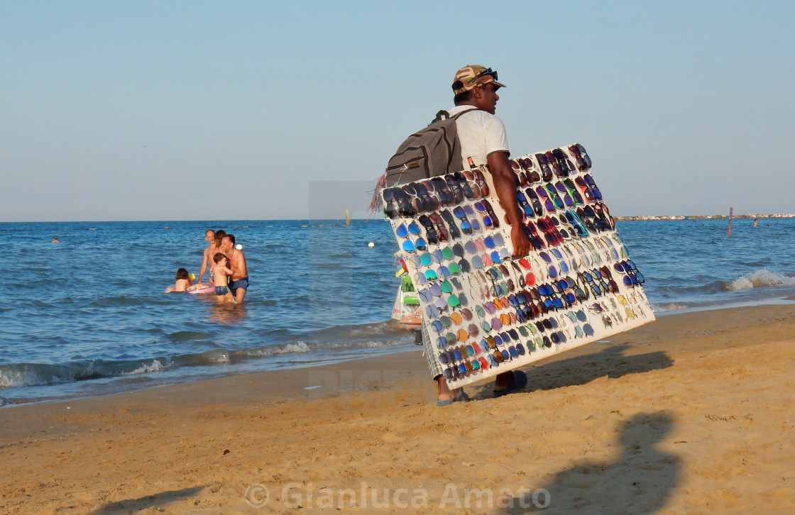 "San Salvo Marina - Venditore di occhiali sulla spiaggia" stock image