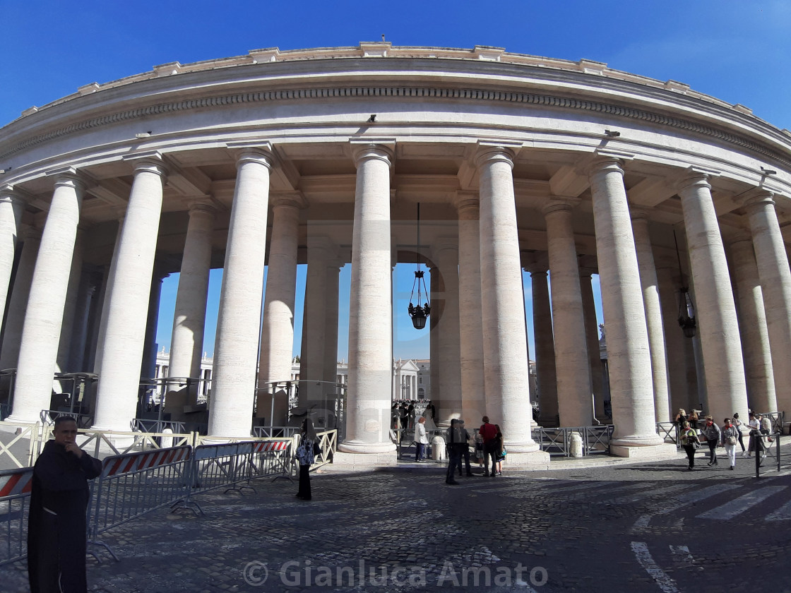 "Roma - Scorcio del Colonnato del Bernini da Piazza del Sant'Uffizio" stock image