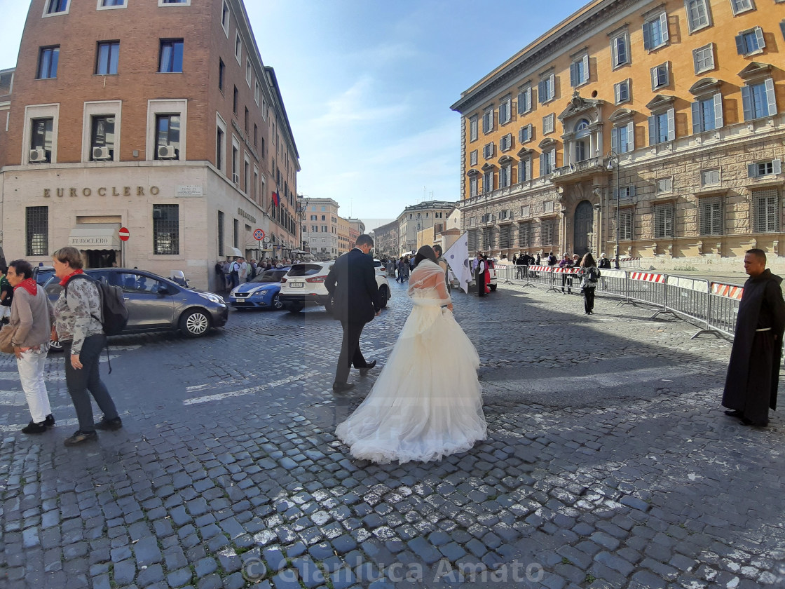 "Roma - Sposi in Piazza del Sant'Uffizio" stock image