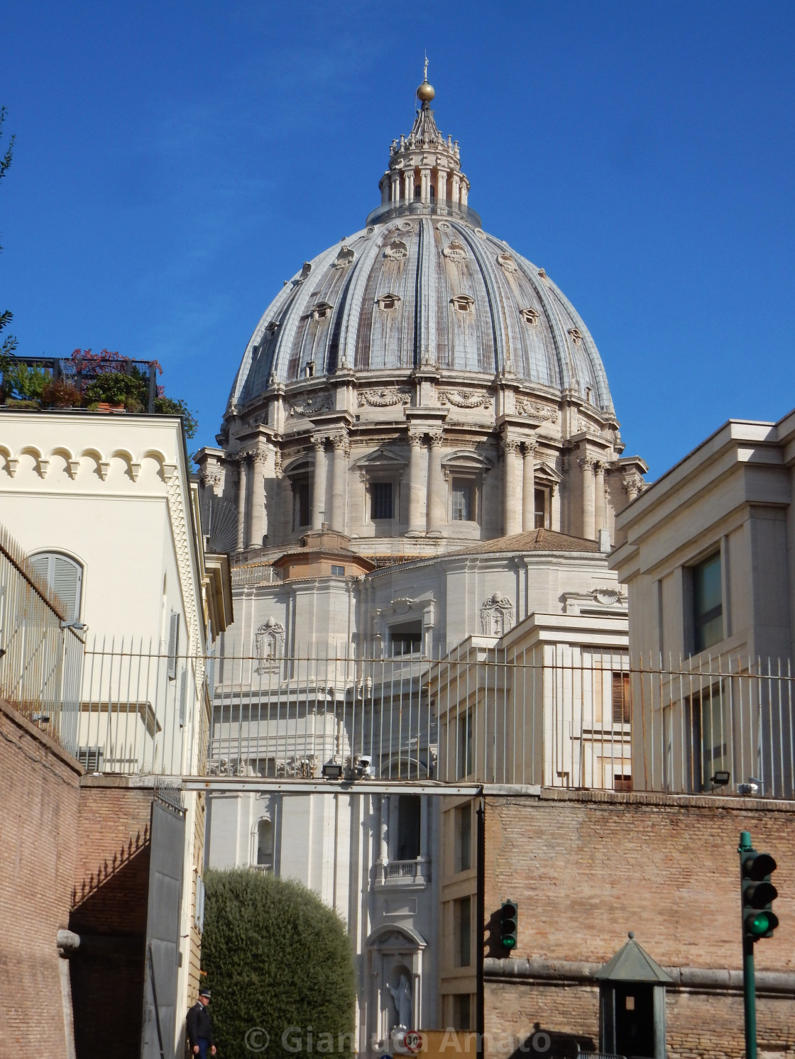 "Vaticano - Cupola di San Pietro dalla porta del Perugino" stock image