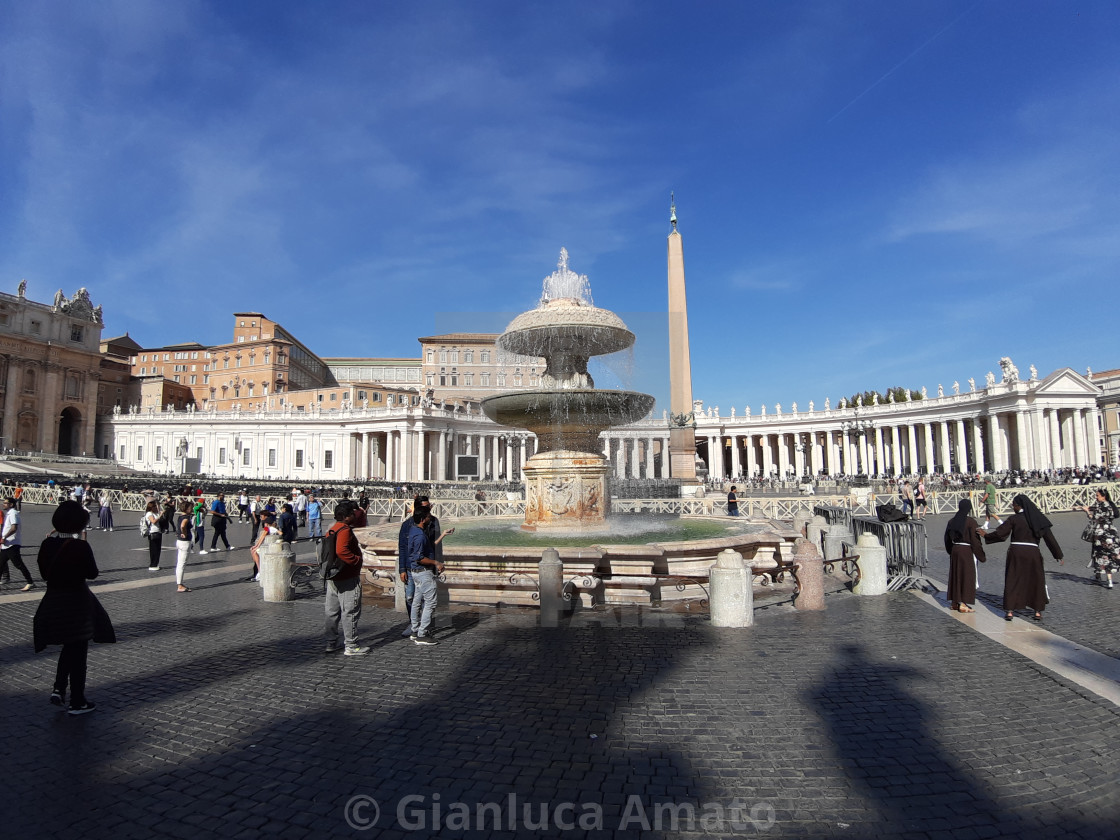 "Vaticano - Fontana del Bernini in Piazza San Pietro" stock image