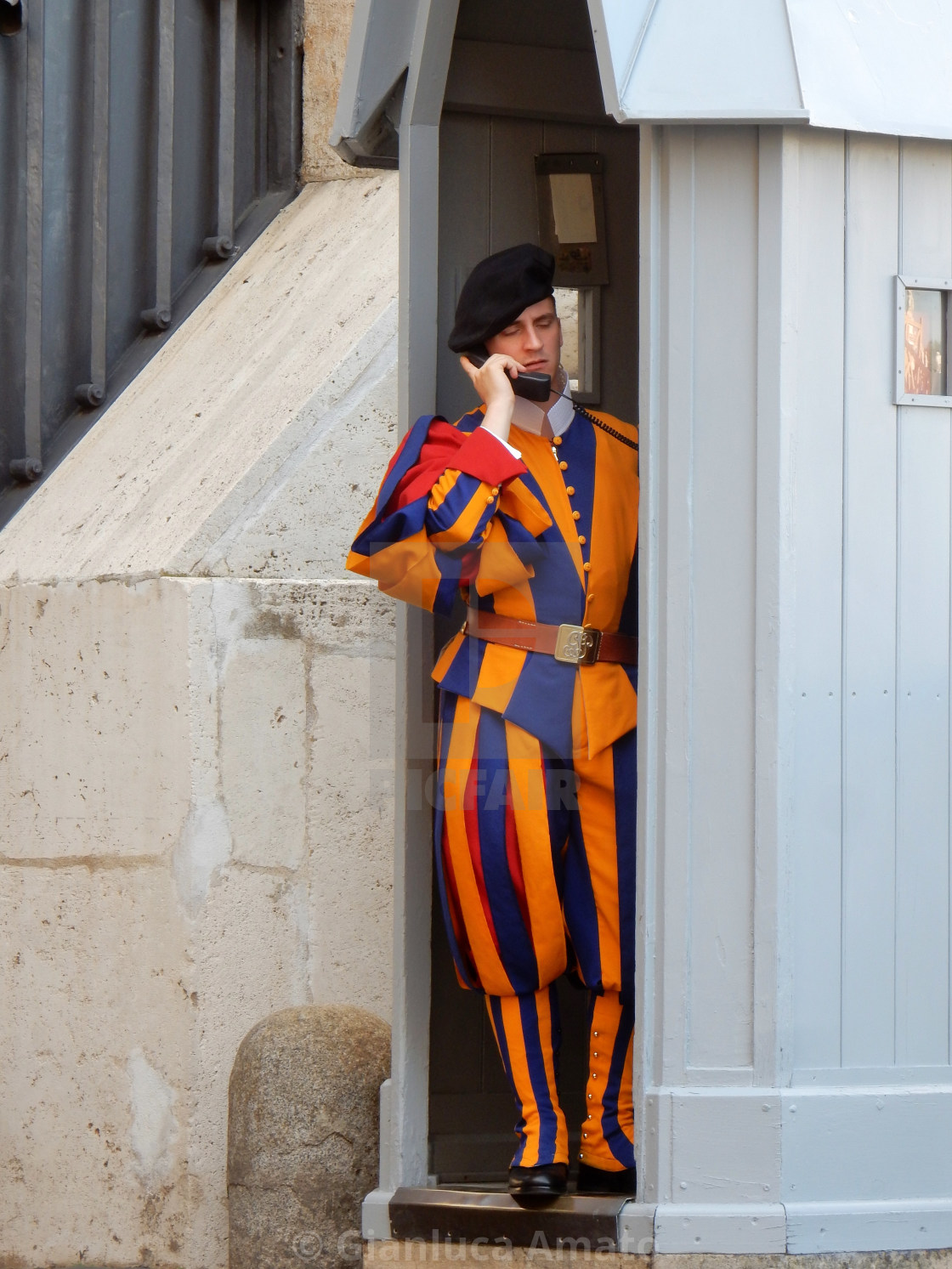 "Vaticano - Guardia svizzera al citofono" stock image