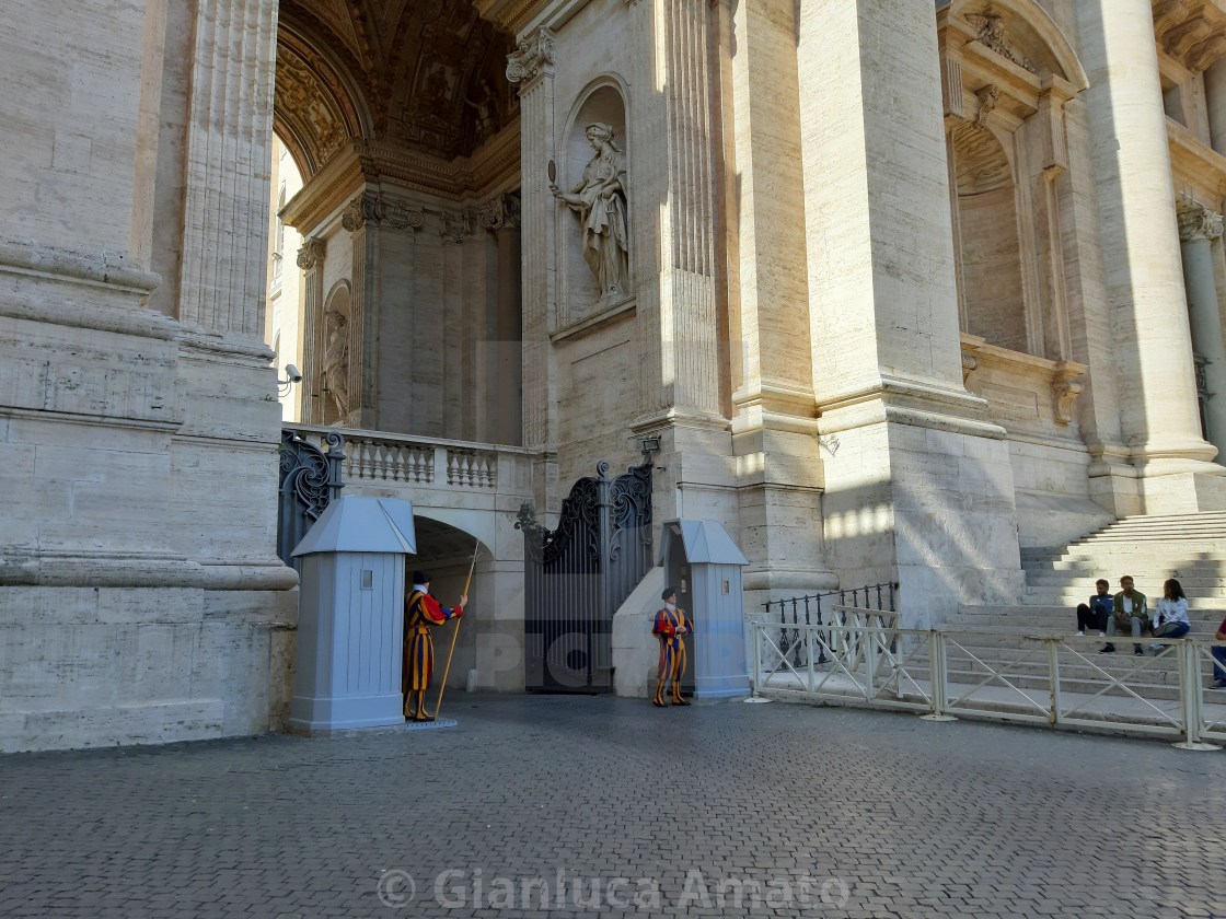 "Vaticano - Guardie Svizzere alla Porta delle Campane" stock image